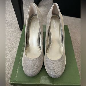 Kelly & Katie Slightly worn Pump. Size 10. Grey with gold tint.